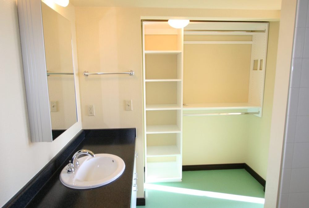 OM308 – Closet